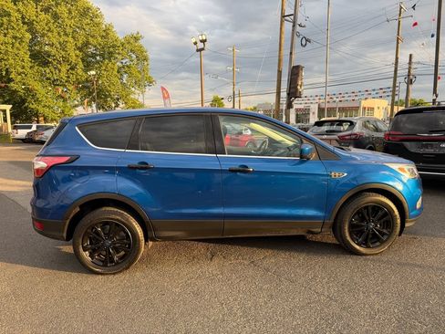 Used 2017 Ford Escape SE w/ SE Cold Weather Package AWD/4WD image 6