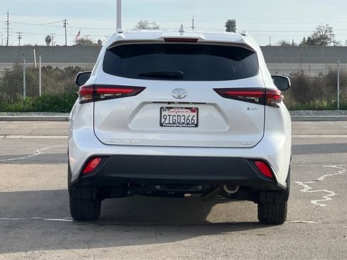 Used 2025 Toyota Highlander XLE image 6