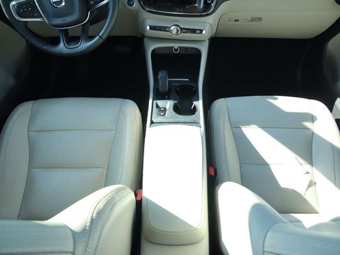 Used 2021 Volvo XC40 T5 Momentum w/ Premium Package AWD/4WD image 9