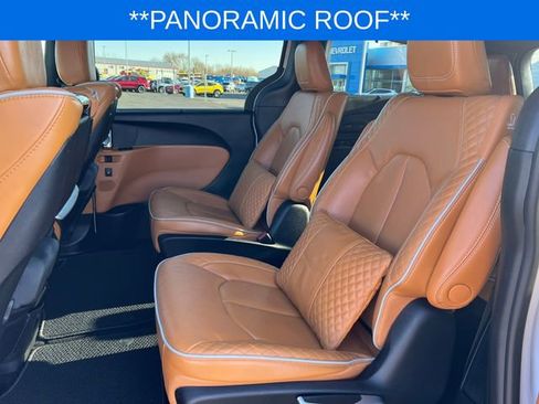 Used 2023 Chrysler Pacifica Pinnacle FWD image 4