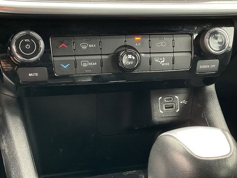 Used 2023 Jeep Compass Latitude image 30