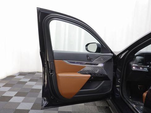 Certified 2025 BMW 750e xDrive w/ Executive Package image 4