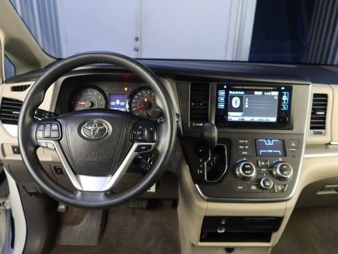 Used 2015 Toyota Sienna LE image 22