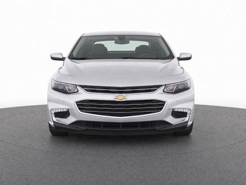 Used 2017 Chevrolet Malibu LT FWD image 2