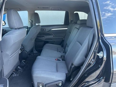 Used 2019 Toyota Highlander LE AWD/4WD image 9