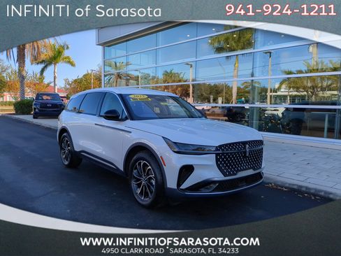 Used 2025 Lincoln Nautilus Premier image 1