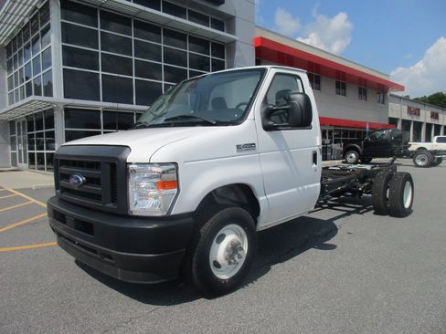 New 2024 Ford E-450 and Econoline 450 Super Duty w/ Driver's Safety Package image 3