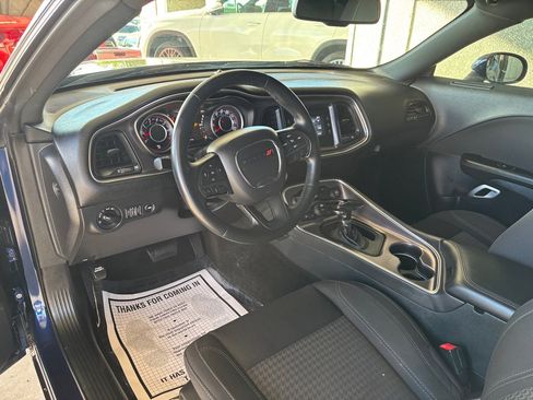 Used 2015 Dodge Challenger SXT image 7