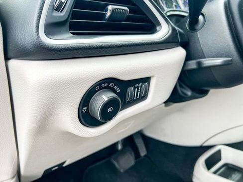 Used 2022 Chrysler Pacifica Touring-L image 15