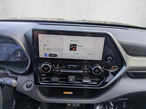 Used 2024 Toyota Highlander Limited image 13