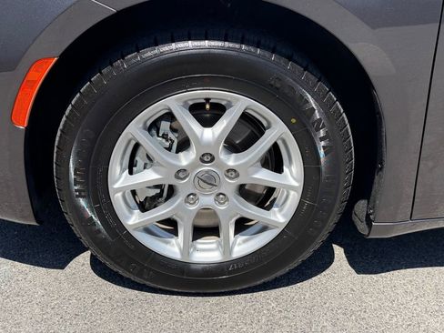 Used 2023 Chrysler Pacifica Touring-L FWD image 27