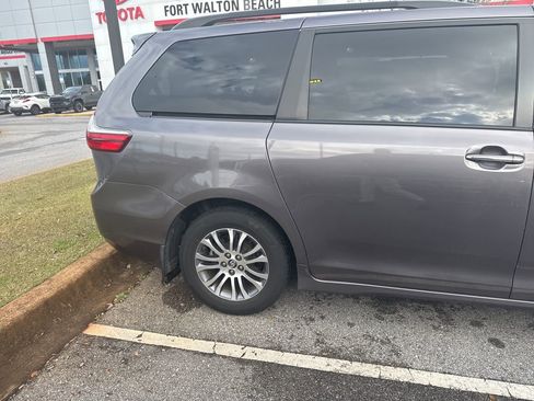 Used 2019 Toyota Sienna XLE w/ XLE Navigation Package image 5