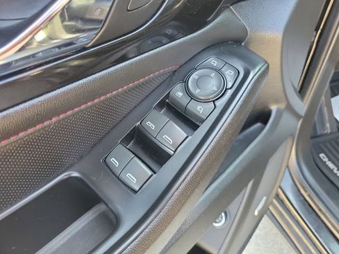 Used 2023 Chevrolet Traverse RS FWD image 16