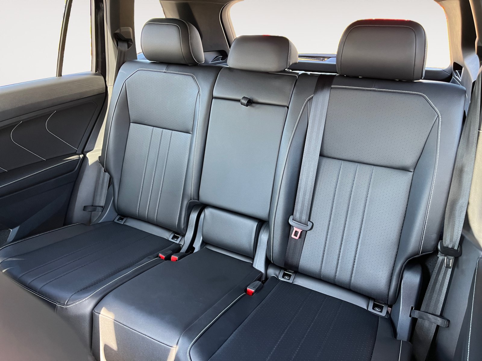 Certified 2024 Volkswagen Tiguan SE R-Line w/ MDO Package, Two-Row AWD/4WD image 13