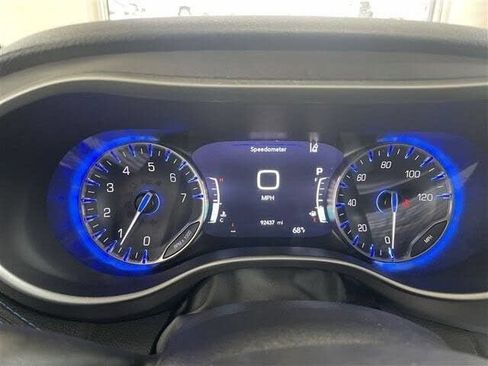 Used 2021 Chrysler Pacifica Touring FWD image 14