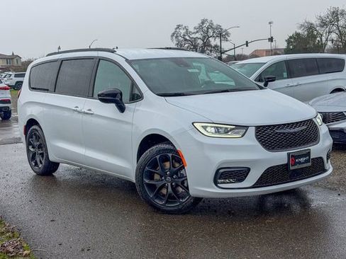 New 2026 Chrysler Pacifica Select image 2