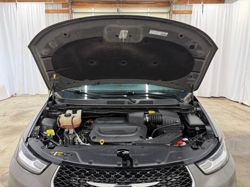 Used 2022 Chrysler Pacifica Touring-L w/ Uconnect Theater Family Group FWD image 29