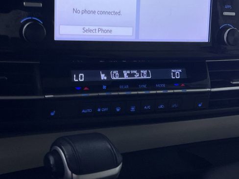 Used 2021 Toyota Sienna XLE image 18