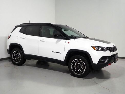 Used 2025 Jeep Compass Trailhawk AWD/4WD image 1