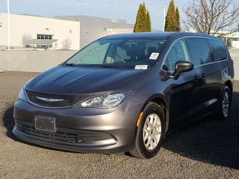 Used 2017 Chrysler Pacifica LX image 1