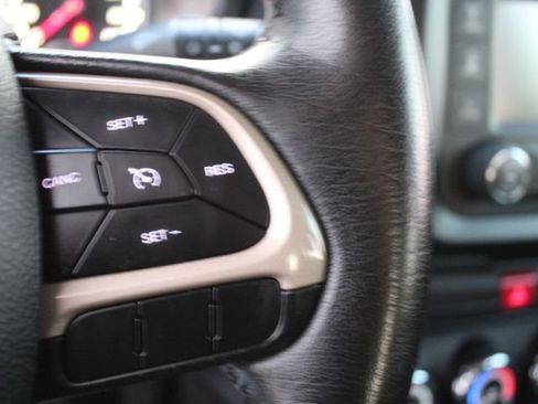 Used 2017 Jeep Renegade Latitude image 17