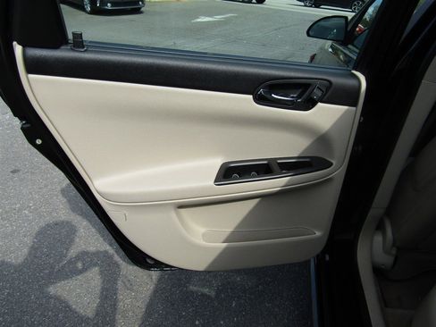 Used 2009 Chevrolet Impala LTZ image 18