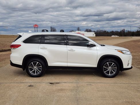Used 2019 Toyota Highlander XLE image 7