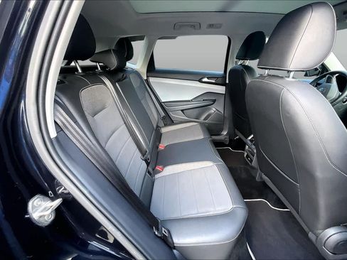Used 2023 Volkswagen Taos SE w/ Panoramic Sunroof Package FWD image 20