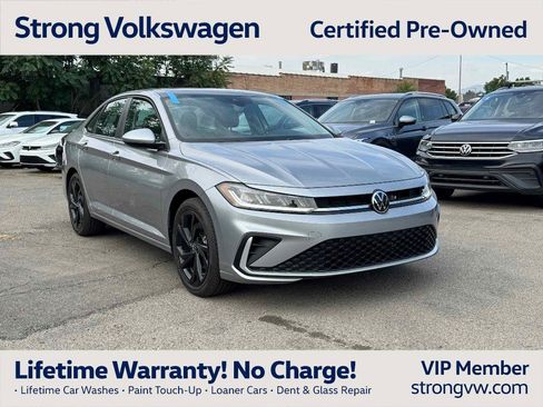 Certified 2025 Volkswagen Jetta SE w/ Sunroof Package image 1