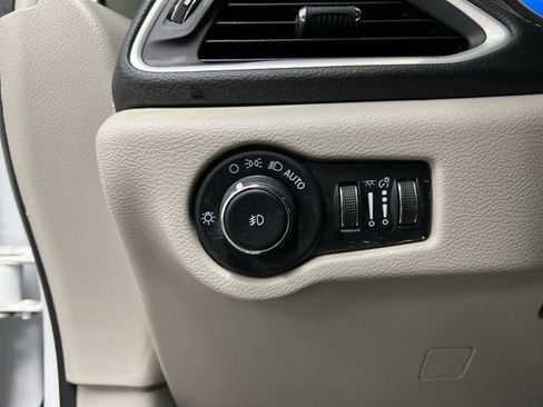 Used 2023 Chrysler Pacifica Touring-L w/ Uconnect Theater Family Group AWD/4WD image 17
