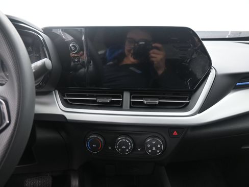Used 2026 Chevrolet Trax LS w/ LS Convenience Package FWD image 15