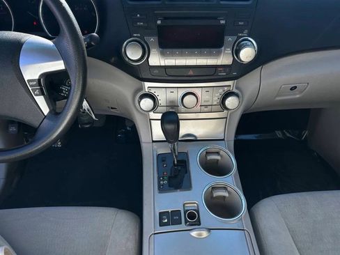 Used 2011 Toyota Highlander SE w/ Tech Pkg image 12
