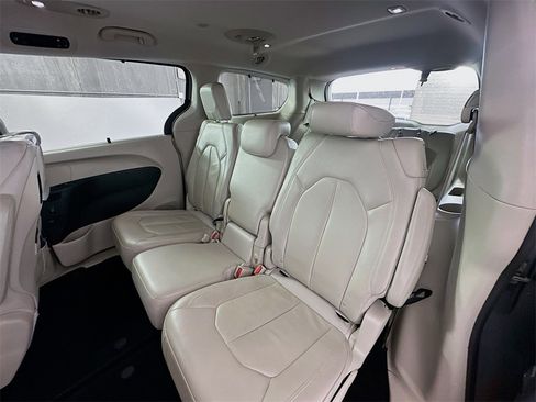 Used 2017 Chrysler Pacifica Touring-L Plus image 23