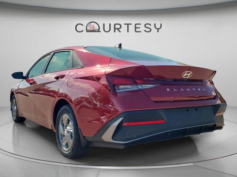 New 2026 Hyundai Elantra SE FWD image 3