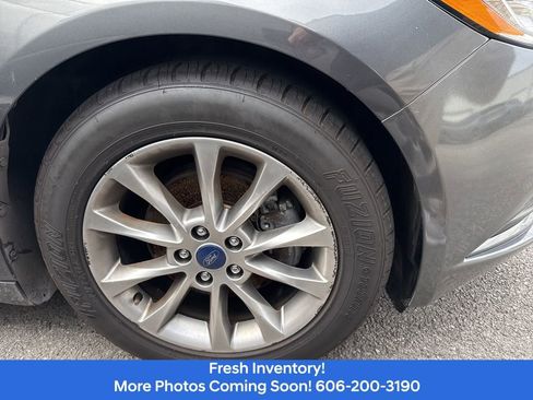 Used 2017 Ford Fusion SE w/ Fusion SE Technology Package image 4