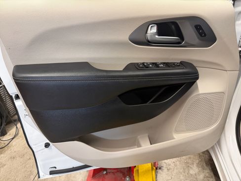 Used 2023 Chrysler Pacifica Touring-L FWD image 29