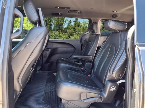 Used 2020 Chrysler Pacifica Touring-L Plus w/ S Appearance Package FWD image 22