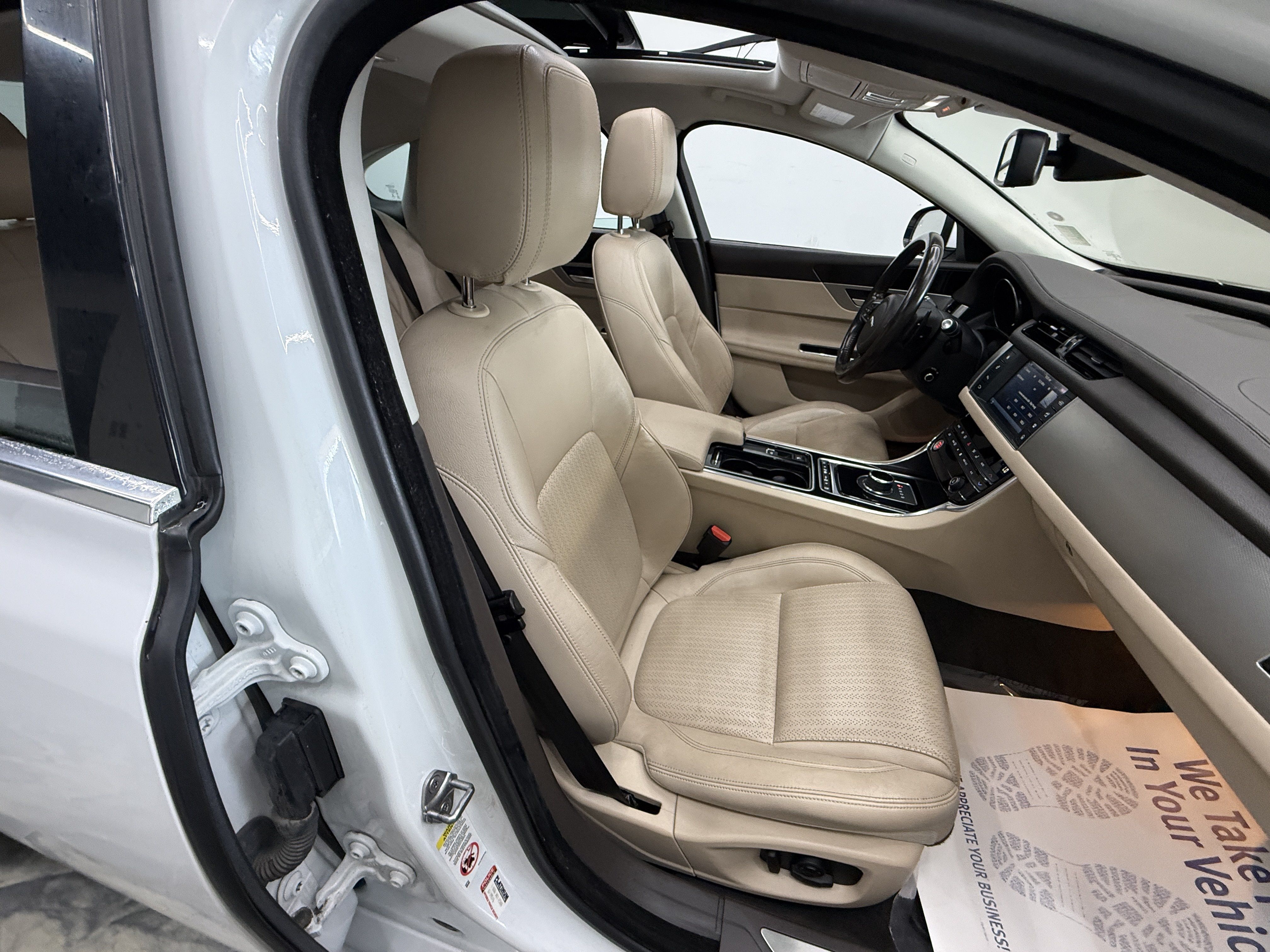 Used 2017 Jaguar XF Prestige AWD/4WD image 22