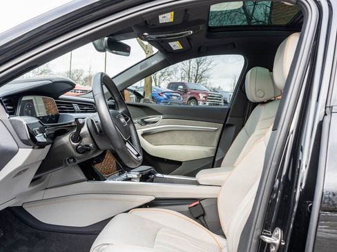 Used 2024 Audi Q8 e-tron Prestige image 29