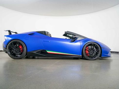Used 2019 Lamborghini Huracan Performante AWD/4WD image 9