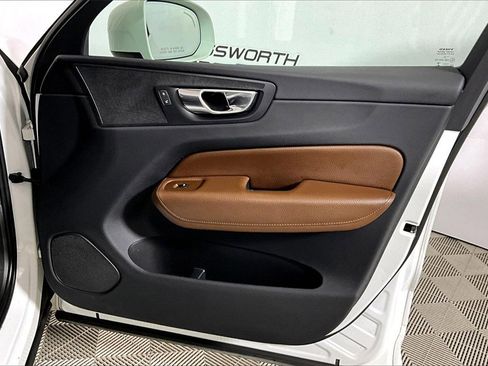 Used 2018 Volvo XC60 T5 Momentum w/ Vision Package image 19