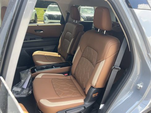 New 2026 Nissan Pathfinder Platinum AWD/4WD image 17