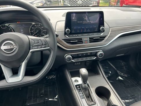 Used 2025 Nissan Altima 2.5 SV FWD image 16