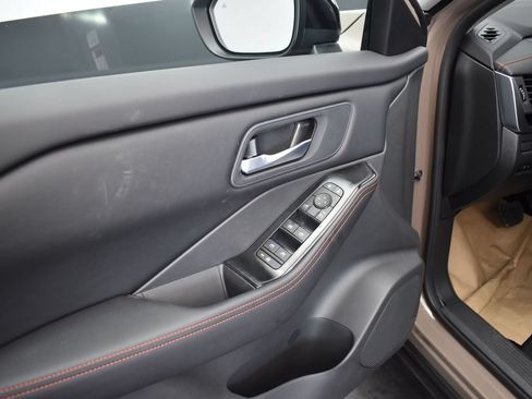 Used 2025 Nissan Rogue SV AWD/4WD image 13