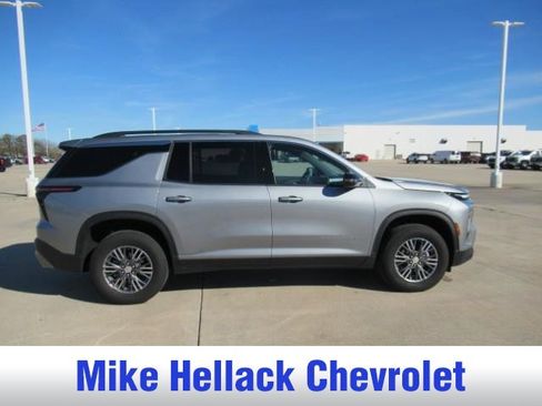 Used 2025 Chevrolet Traverse LT image 8