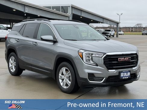Used 2023 GMC Terrain SLE w/ Driver Convenience Package image 2