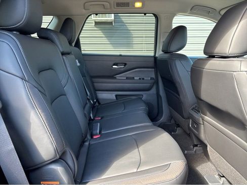 New 2026 Nissan Pathfinder SL FWD image 11