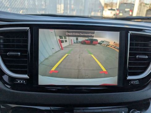 Used 2025 Chrysler Pacifica Select image 16