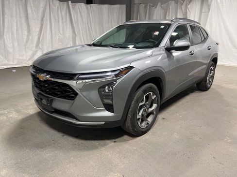 Used 2025 Chevrolet Trax LT w/ LT Convenience Package image 3