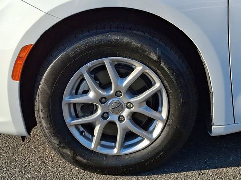 Used 2023 Chrysler Pacifica Touring-L FWD image 8